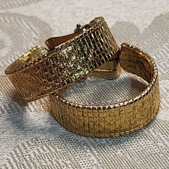 VINTAGE 1970s PAT. PEND. Gold Plated Textured Hoop Earrings Bold Retro Glam - Picture 8 of 11